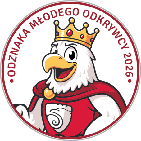 Okrągła odznaka z czerwonym obramowaniem i napisem „ODZNAKA MŁODEGO ODKRYWCY 2026”. W centrum znajduje się rysunkowa postać białego orła z dużym żółtym dziobem, ubrana w czerwony płaszcz i złotą koronę. Orzeł trzyma zwinięty pergamin.